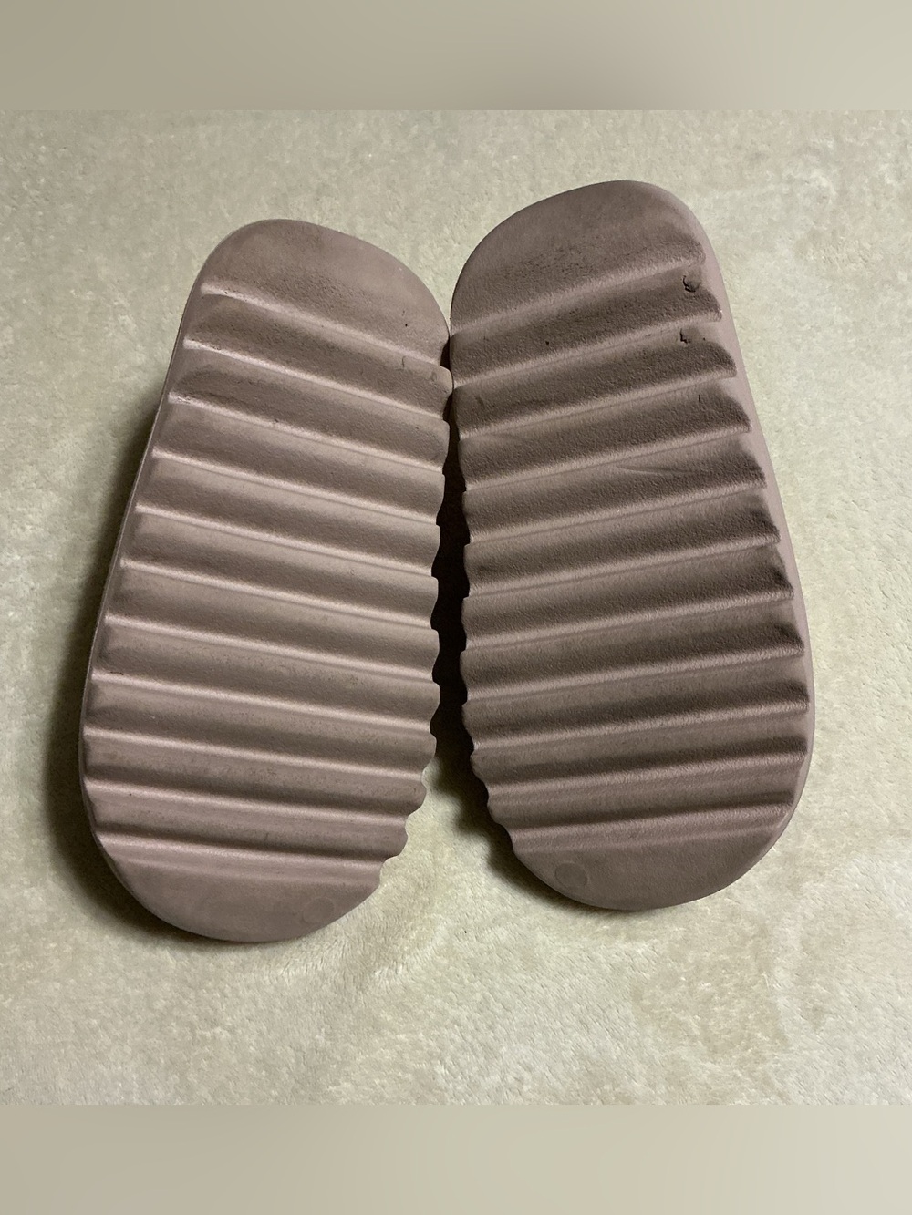 adidas Yeezy Kids Slide Sandals in Mauve Pink - Picture 2 of 4